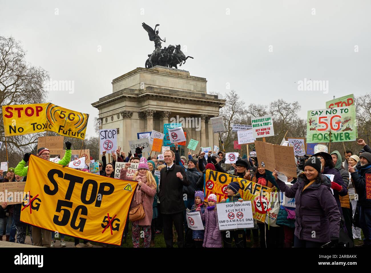 Londres, Reino Unido - 25 de enero de 2020: Los manifestantes se reúnen en Hyde Park Corner pidiendo que se detenga la introducción de la tecnología 5G. Foto de stock