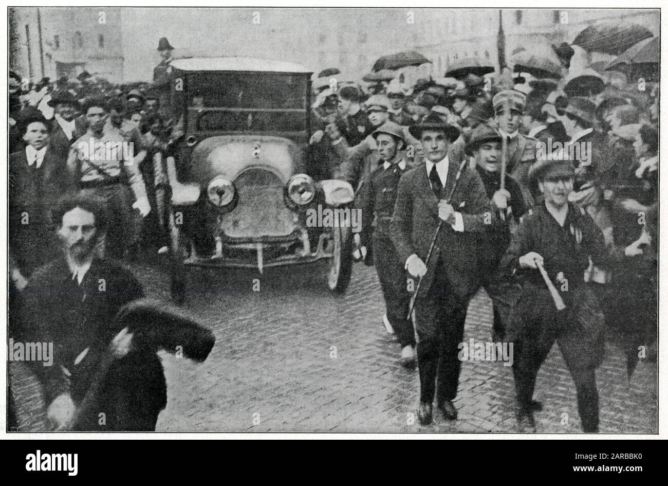 Mussolini llega triunfalmente a Roma 1922 Foto de stock
