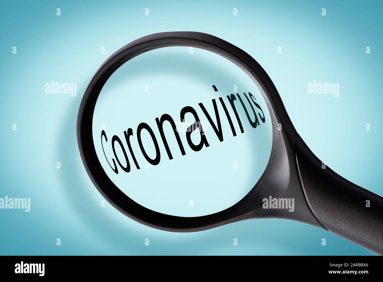 Lupa y palabra Coronavirus. Wuhan coronavirus, investigación de foco epidémico y concepto de verificación de hechos Foto de stock