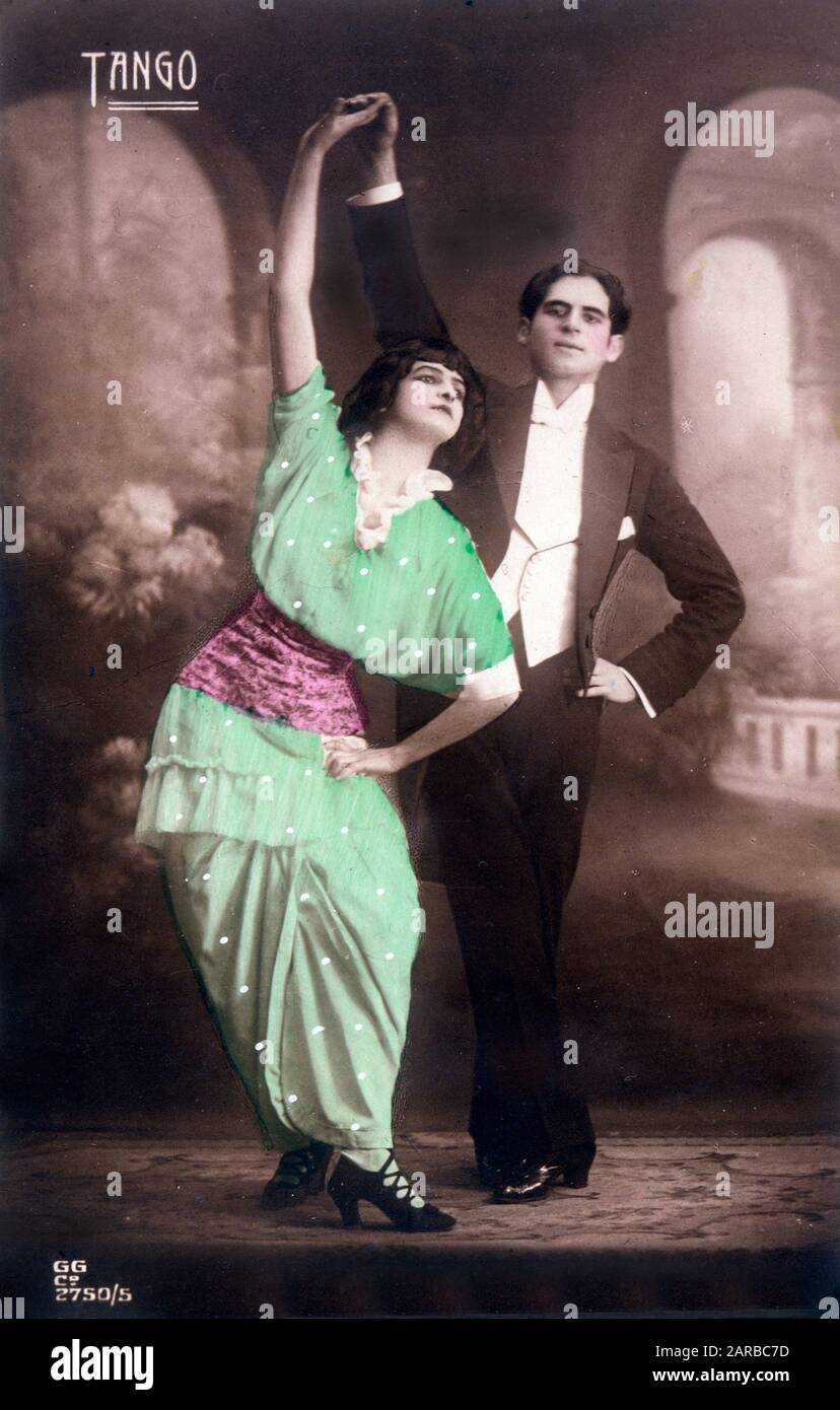 Dos bailarines posan para la cámara con los brazos... Fecha: 1914 Foto de stock