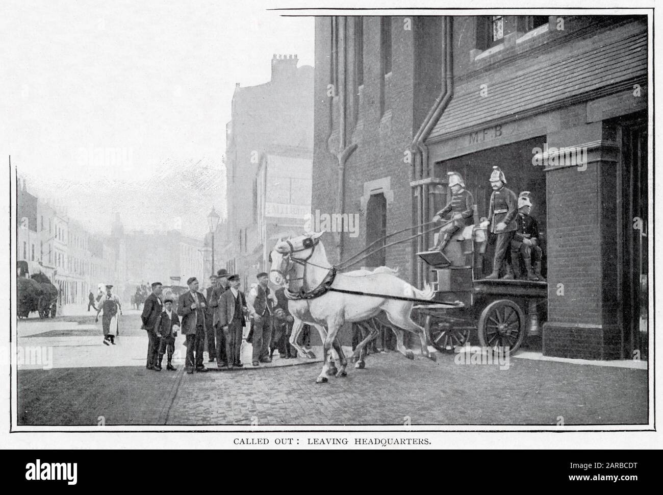Llame a las calles de Londres, un barco de vapor tirado por caballos que sale de la sede de la Brigada de Bomberos de Londres, con un grupo de transeúntes que miran. Fecha: 1900 Foto de stock