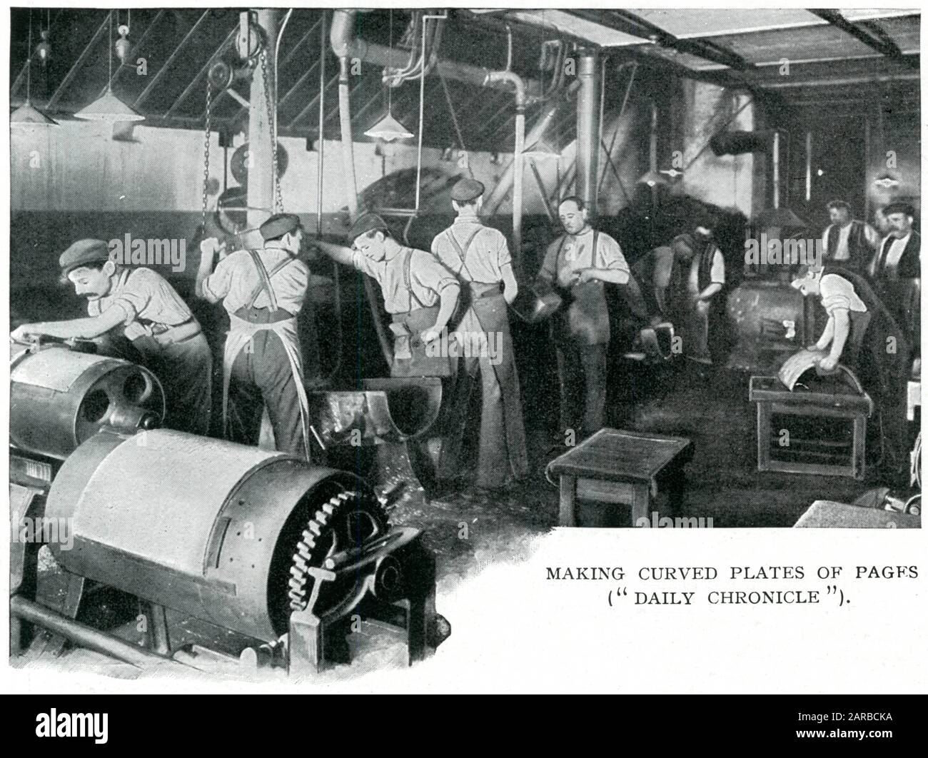 Fabricación de planchas curvas para impresión offset, en cilindros. Fecha: 1900 Foto de stock