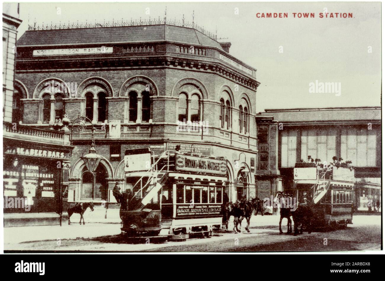 Escena de la calle con una vista en la estación de Camden Town, Londres. Fecha: Alrededor de 1900 Foto de stock