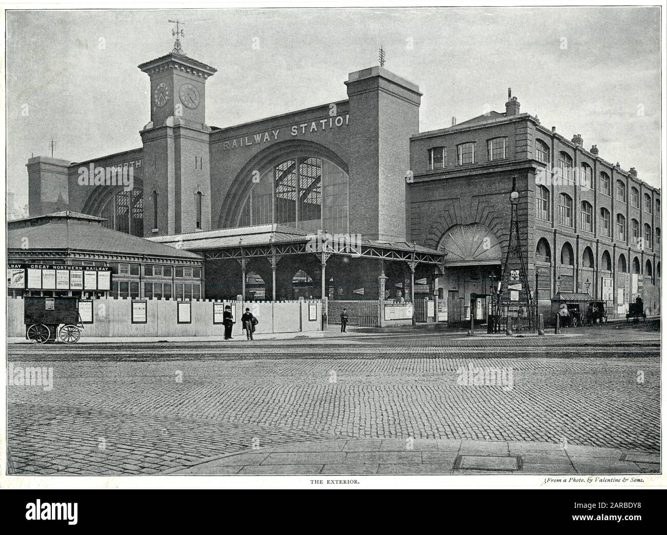 Exterior del edificio de la estación de tren King's Cross, Londres. Fecha: 1895 Foto de stock