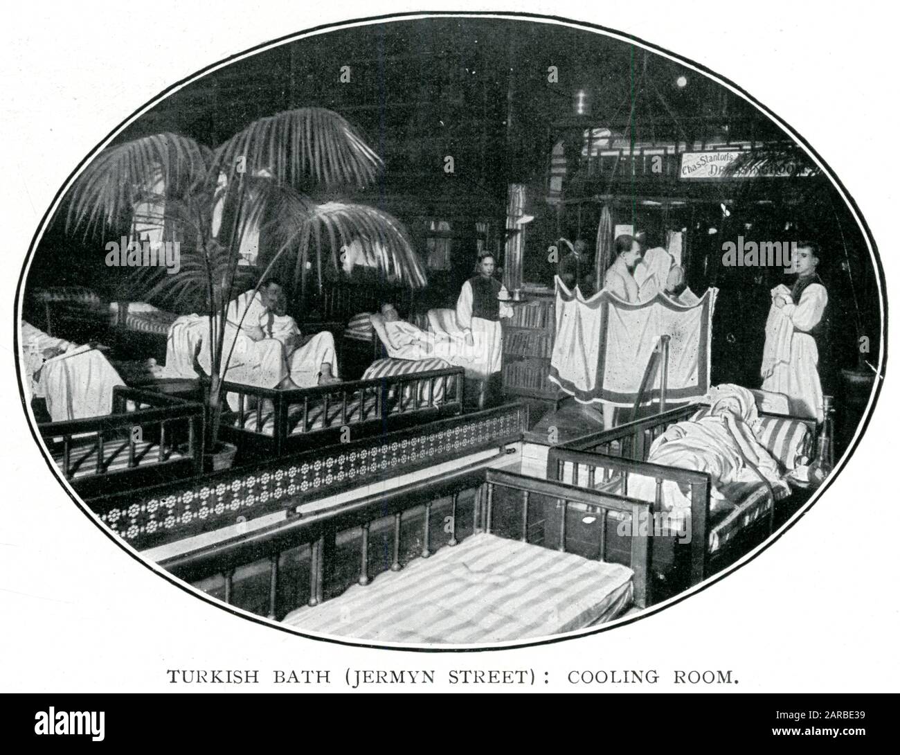 La altura de un baño turco de lujo, con sólo hombres, en la sala de  enfriamiento de Jermyn Street, Londres. Fecha: 1900 Fotografía de stock -  Alamy
