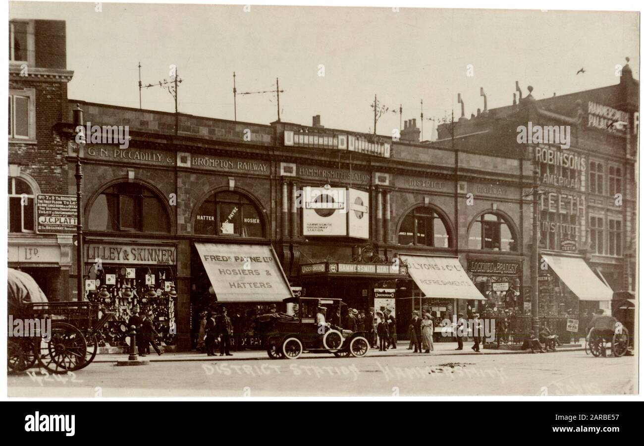 Estación de metro Hammersmith, vistas a la calle. Fecha: Alrededor de 1905 Foto de stock
