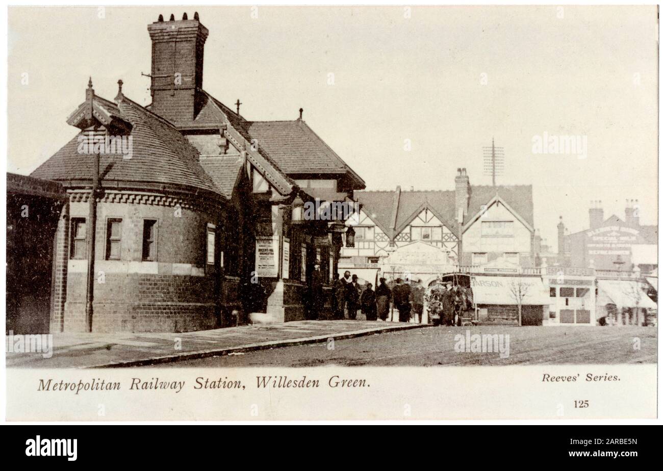 Estación de metro Willesden Green, con vistas a la calle. Fecha: 1906 Foto de stock