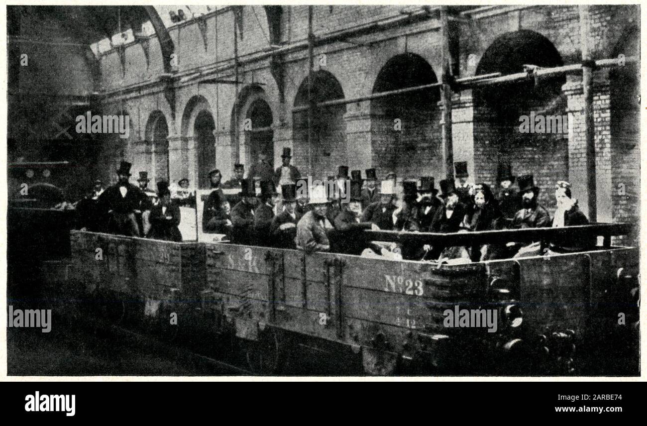 Dignatarios que toman un paseo en el primer tren del Metro Metropolitano, Londres. Fecha: 1863 Foto de stock