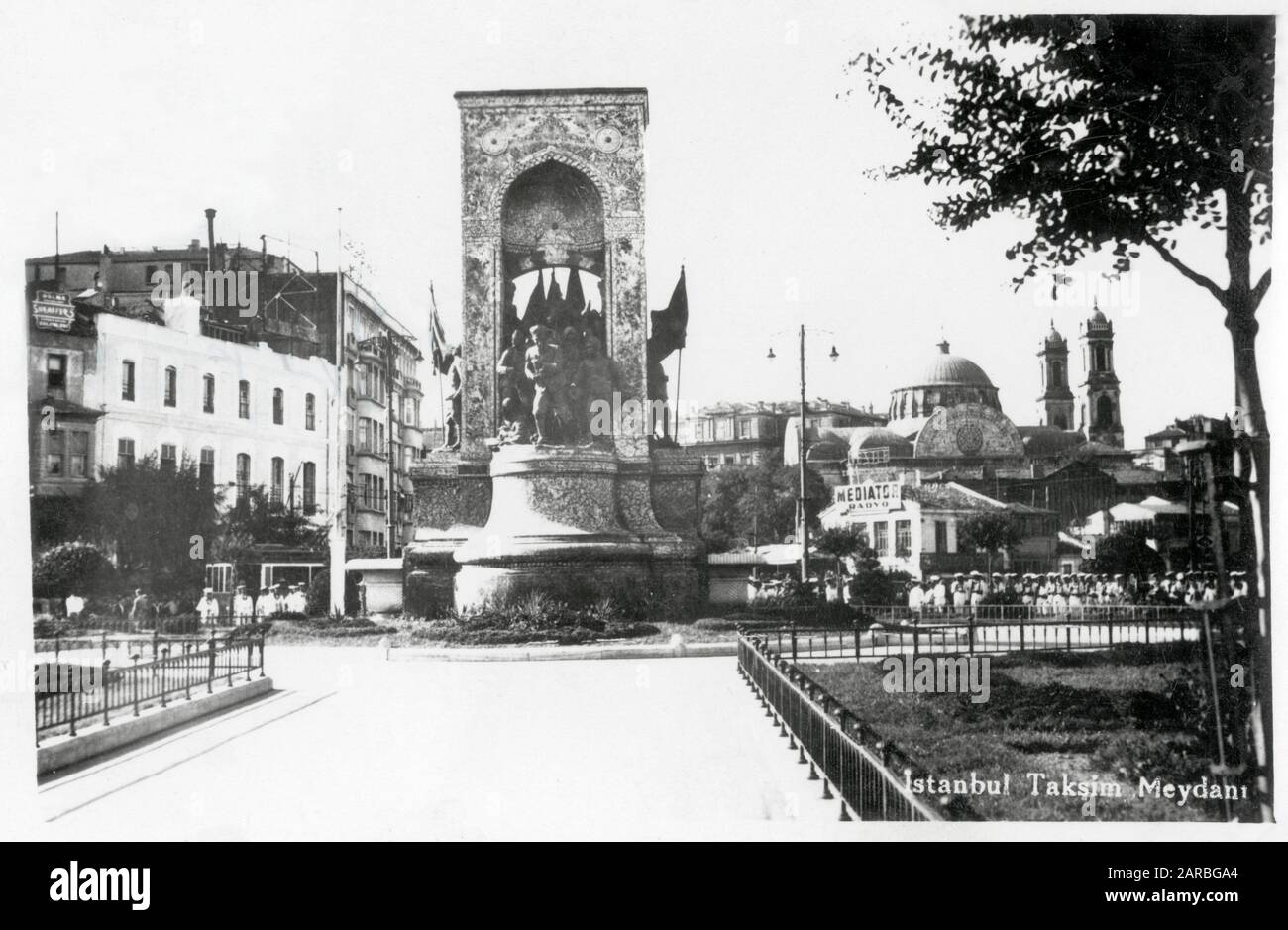 El Monumento a la República es un monumento notable situado en la plaza Taksim en Estambul, Turquía, para conmemorar la formación de la República Turca en 1923. La Iglesia Ortodoxa griega Hagia Triada es visible de nuevo a la derecha. Fecha: Hacia finales de la década de 1940 Foto de stock