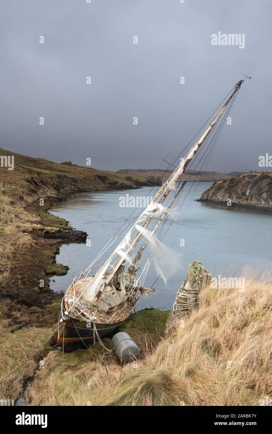 El barco fantasma sube por el arroyo y no va a ninguna parte Foto de stock