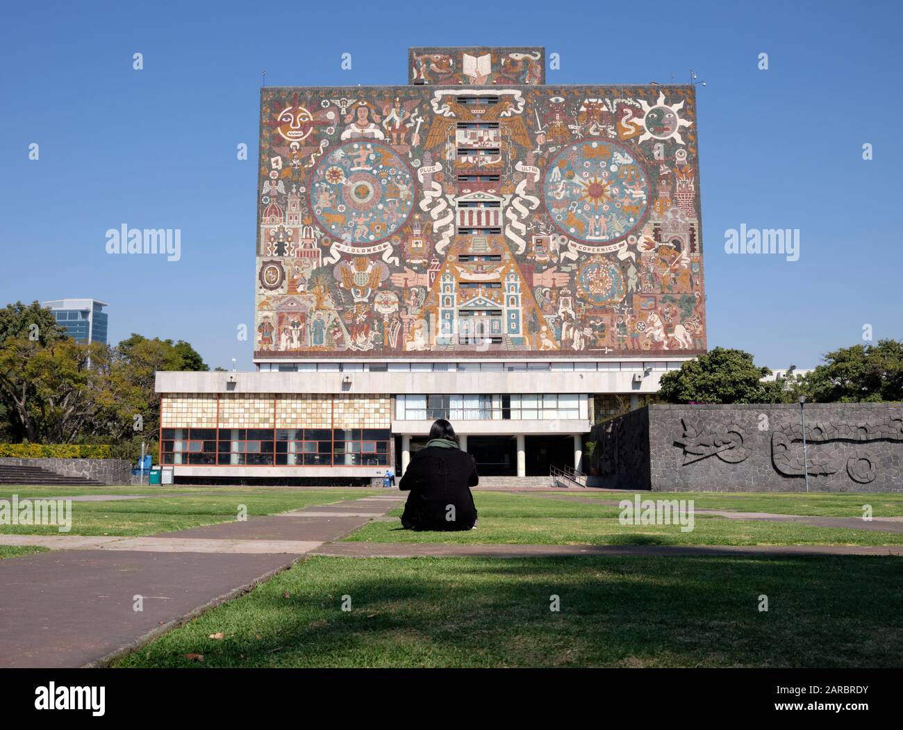 Ciudad de México Universidad campus biblioteca fachada icónica creado por el artista mexicano Juan o'Gorman con alguien sentado mirando a ella Foto de stock