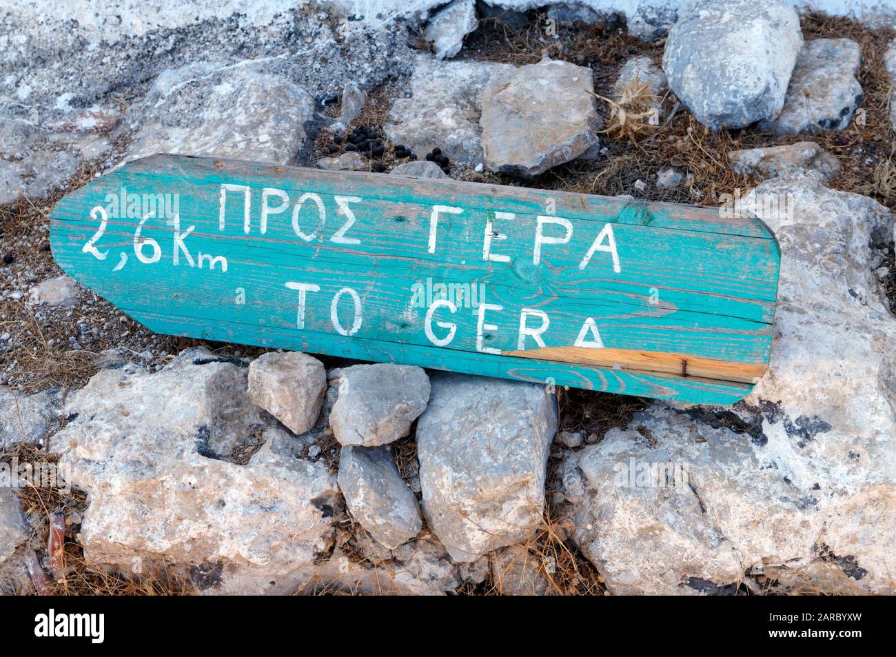 Camino de señalización a Gera, Tilos, Islas Dodecanesas, el sur del Egeo, Grecia. Foto de stock