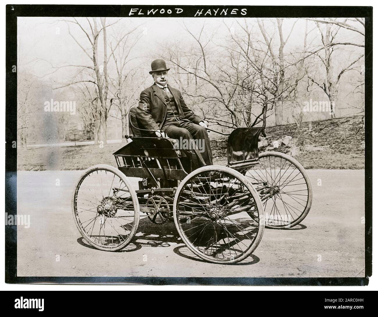 Elwood Haynes (1857-1925) en su primer coche, el pionero, 1893-1894, fotografía alrededor de 1910 Foto de stock