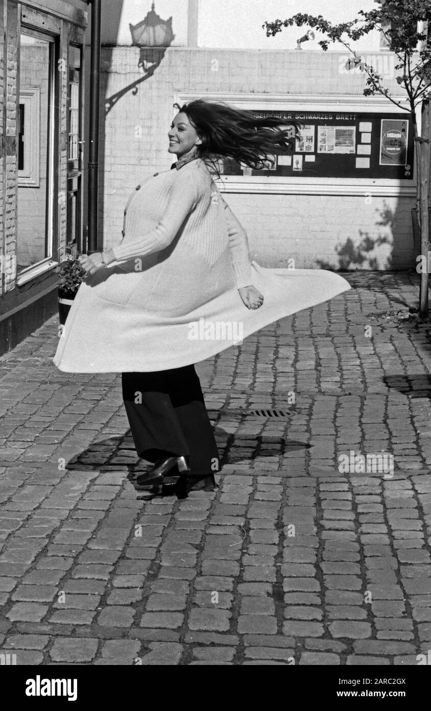 Die Schauspielerin Evelyn Opela geht einkaufen, Deutschland 1970er