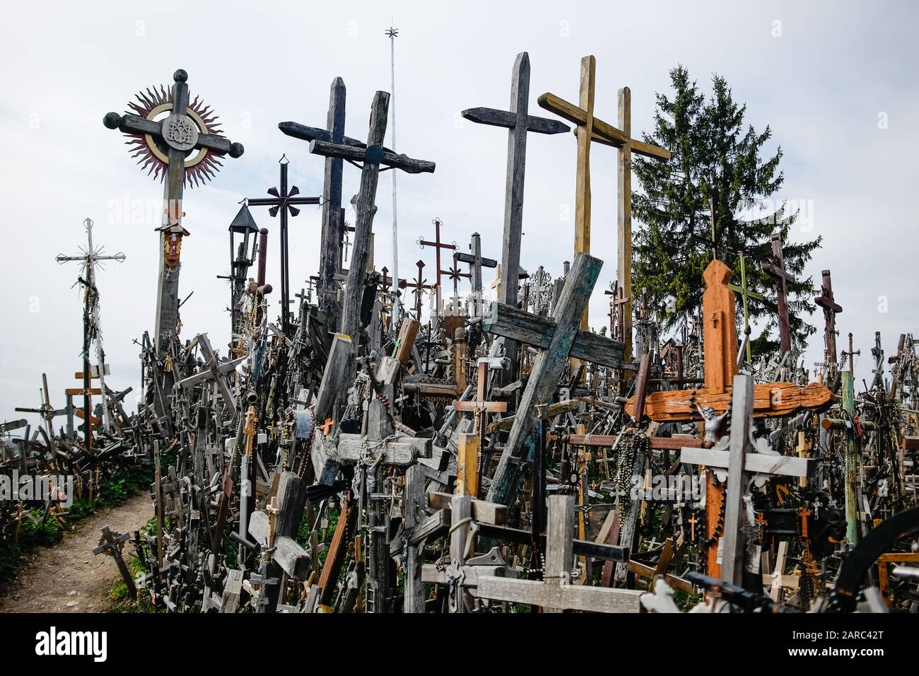 Abundancia de cruces en un lugar de peregrinación santo Foto de stock
