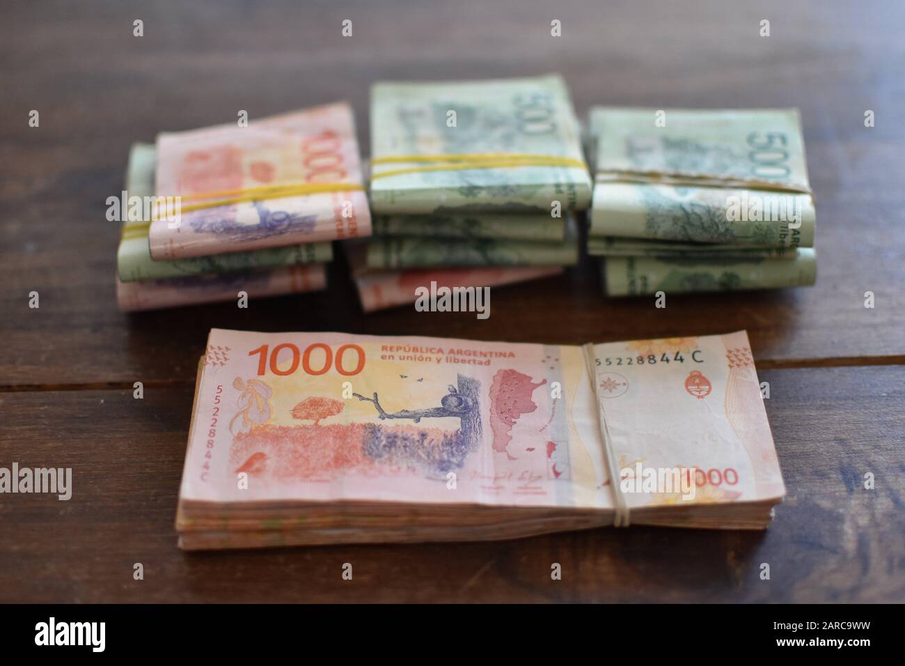 Billete de 1000 pesos argentinos fotografías e imágenes de alta resolución  - Alamy