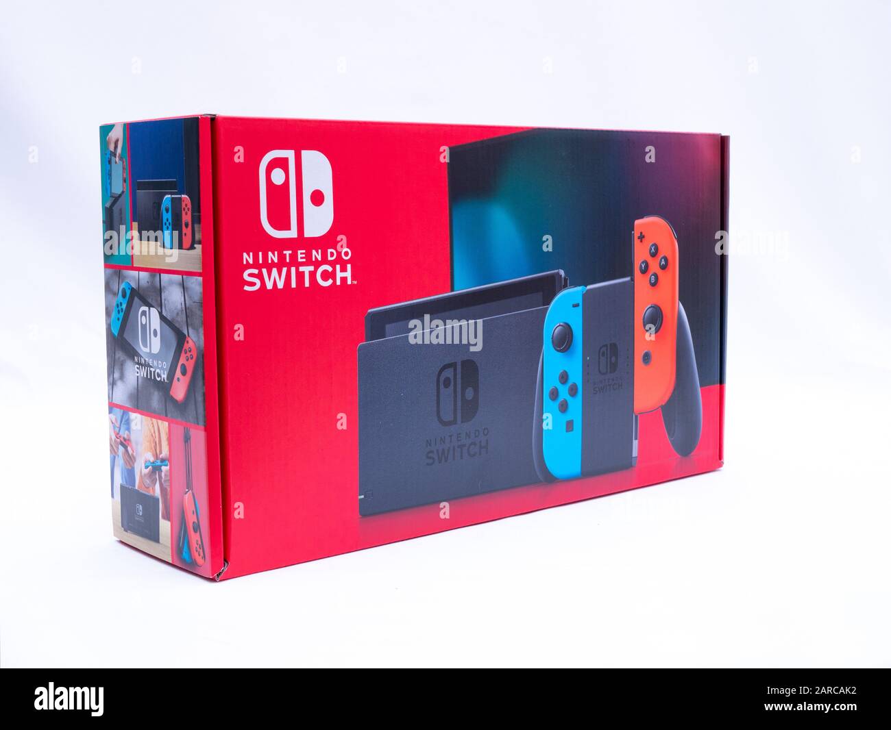 Reino Unido, 2020 de enero: Nintendo cambia de consola de juegos con diseño  en fondo blanco Fotografía de stock - Alamy