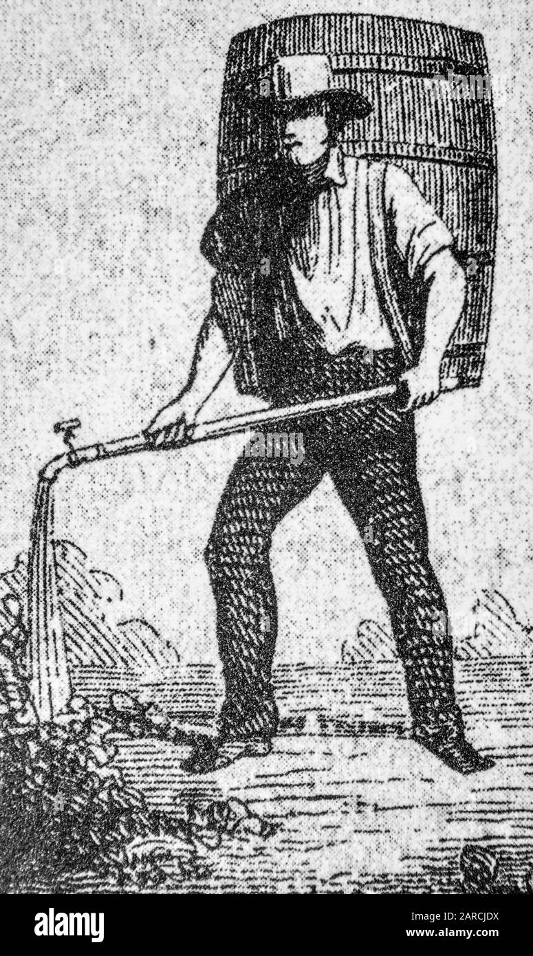 grabado del siglo 19 que muestra al hombre llevando el barril / barrica en su espalda y fertilizando el campo con el estiércol Foto de stock