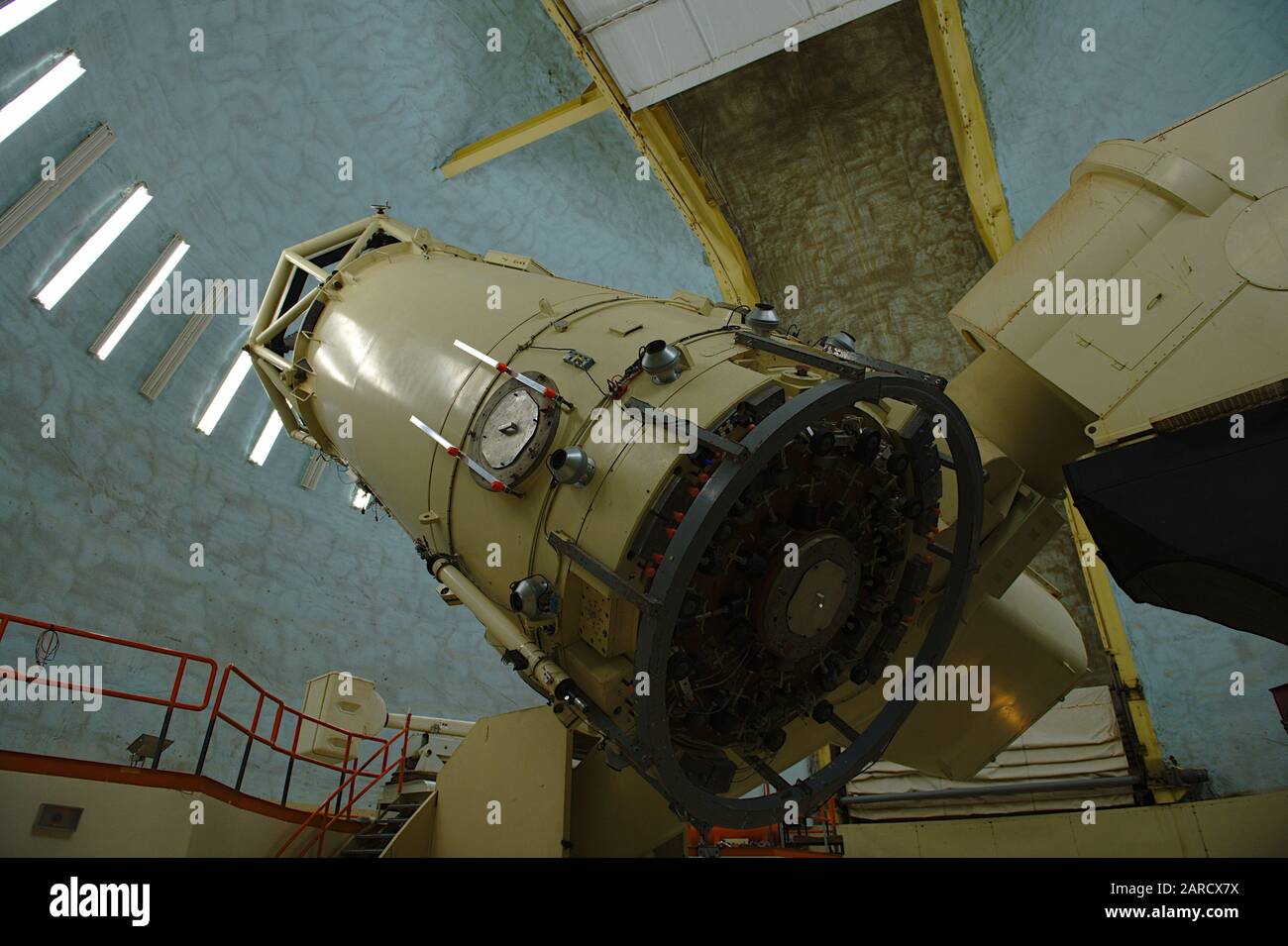 El espectrógrafo Mitchell dentro del telescopio Harlan J. Smith en el Observatorio McDonald. Foto de stock
