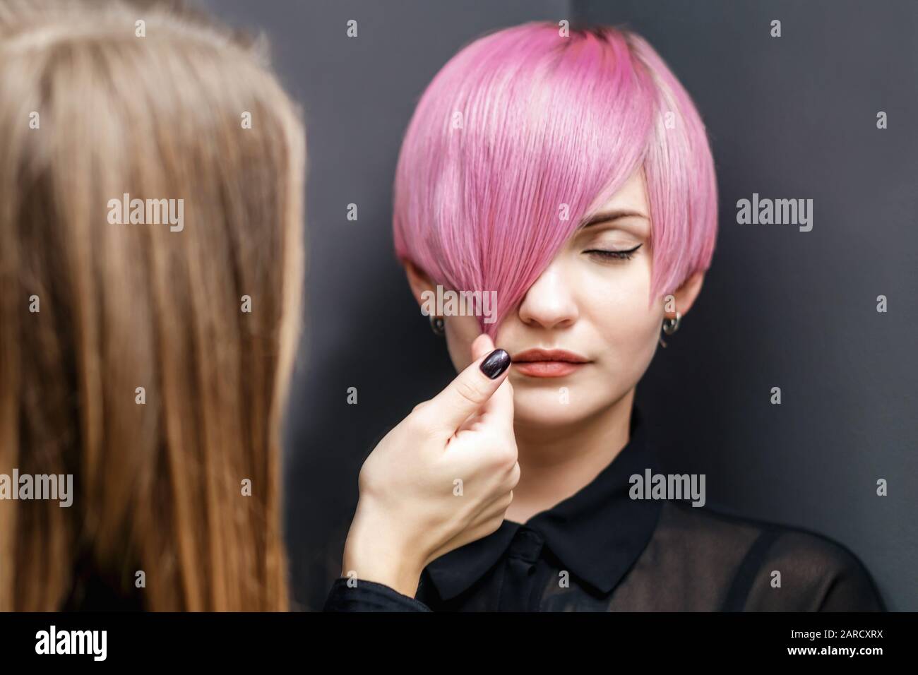 Peluqueria Comprobar El Peinado Rosa Corto De Mujer Joven Sobre Fondo Gris Fotografia De Stock Alamy