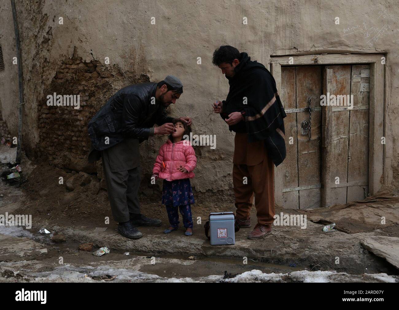 (200127) -- GHAZNI (AFGANISTÁN), 27 de enero de 2020 (Xinhua) -- un trabajador de salud le da dosis de vacunación contra la polio a un niño durante una campaña de vacunación en la provincia de Ghazni, Afganistán, el 27 de enero de 2020. El Ministerio de Salud Pública afgano lanzó una campaña nacional el lunes para dar dosis de vacunación contra la polio a 9.1 millones de niños menores de cinco años, informó el ministerio en un comunicado. (Foto De Sayed Mominzadah/Xinhua) Foto de stock