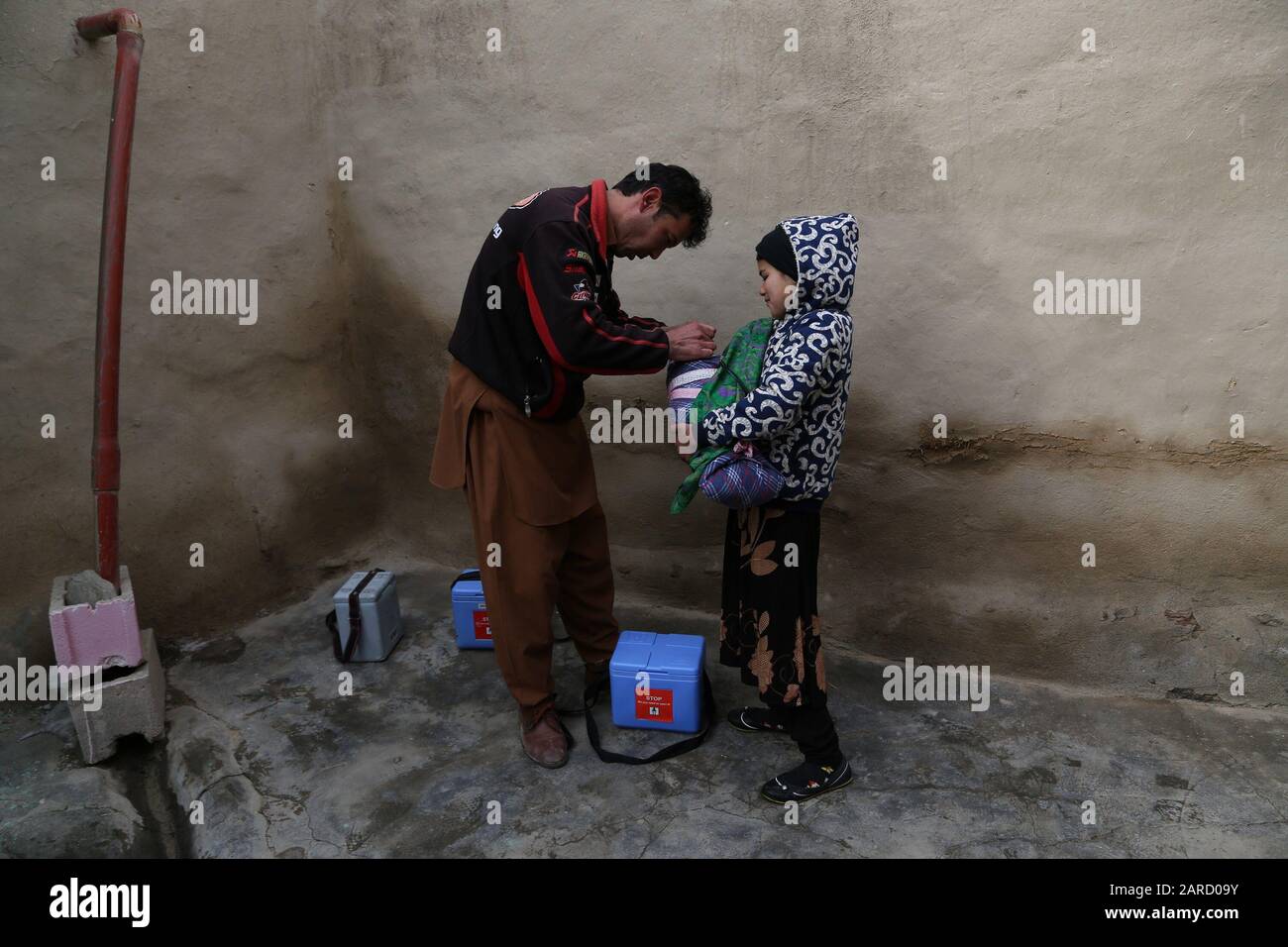(200127) -- GHAZNI (AFGANISTÁN), 27 de enero de 2020 (Xinhua) -- un trabajador de salud le da dosis de vacunación contra la polio a un niño durante una campaña de vacunación en la provincia de Ghazni, Afganistán, el 27 de enero de 2020. El Ministerio de Salud Pública afgano lanzó una campaña nacional el lunes para dar dosis de vacunación contra la polio a 9.1 millones de niños menores de cinco años, informó el ministerio en un comunicado. (Foto De Sayed Mominzadah/Xinhua) Foto de stock