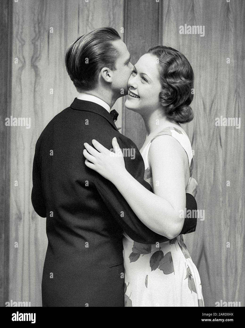 PAREJA ROMÁNTICA DE 1930 LLEVANDO ROPA FORMAL DE NOCHE EN UN ABRAZO BAILE  VISTA TRASERA DE HOMBRE MUJER SONRIENDO - D2643 HAR001 HARS VIEJO TIEMPO  NOSTALGIA DE LA VIEJA MODA 1 ESTILO