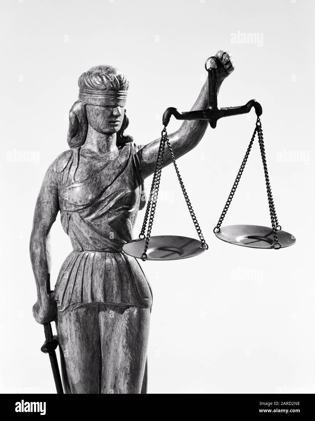 1970S ESTATUA DE LA JUSTICIA CIEGA COMO MUJER VENDADA SOSTENIENDO LAS