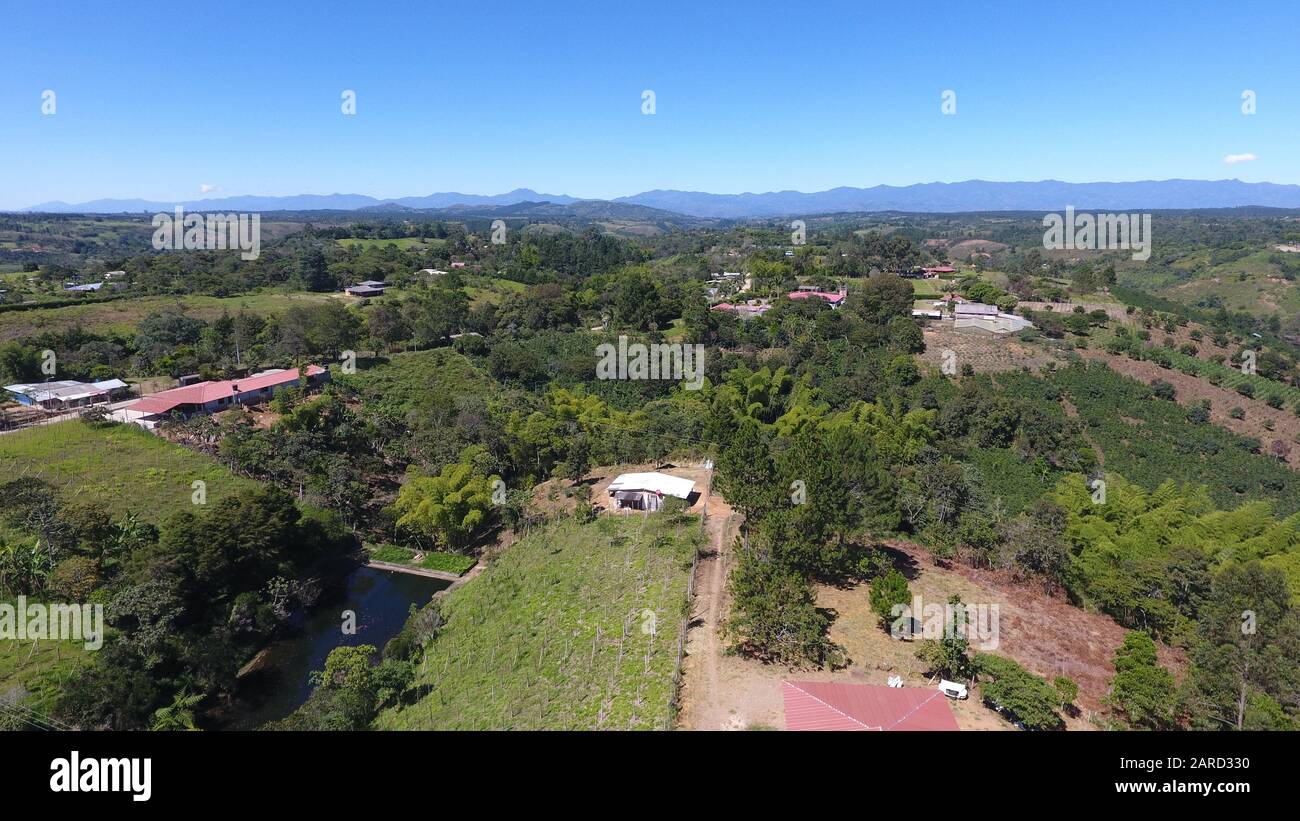 Imágenes aéreas de paisajes tomadas con un drone pilotado por Vil Jovovovich cerca del Cauca Colombia Foto de stock