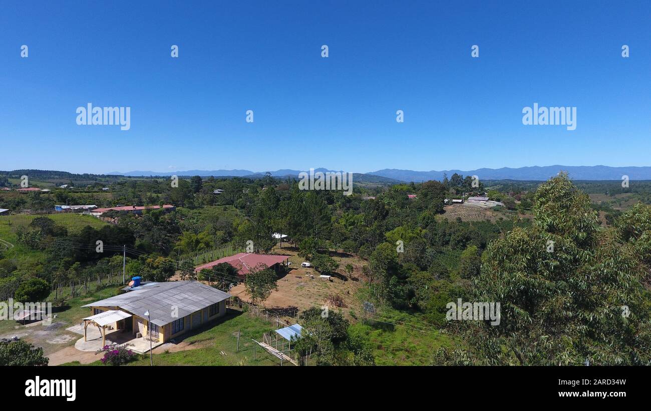 Imágenes aéreas de paisajes tomadas con un drone pilotado por Vil Jovovovich cerca del Cauca Colombia Foto de stock