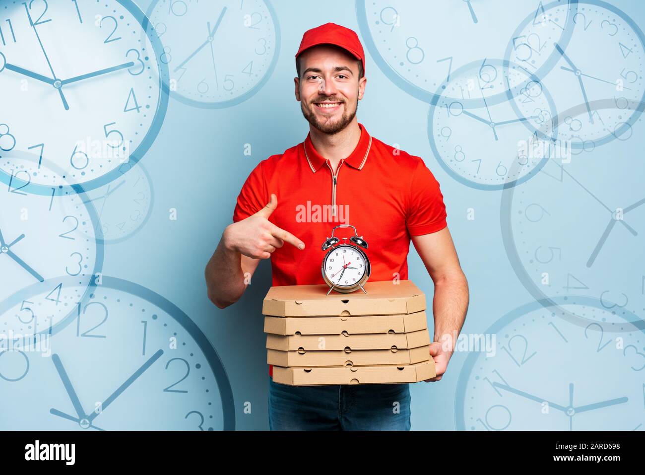 Deliveryman es puntual para entregar pizzas rápidamente. Fondo cian Foto de stock