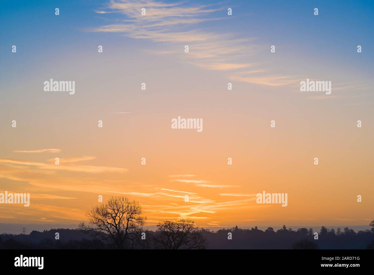 Cielo del amanecer sobre Devizes distante en Wiltshire Inglaterra Reino Unido Foto de stock