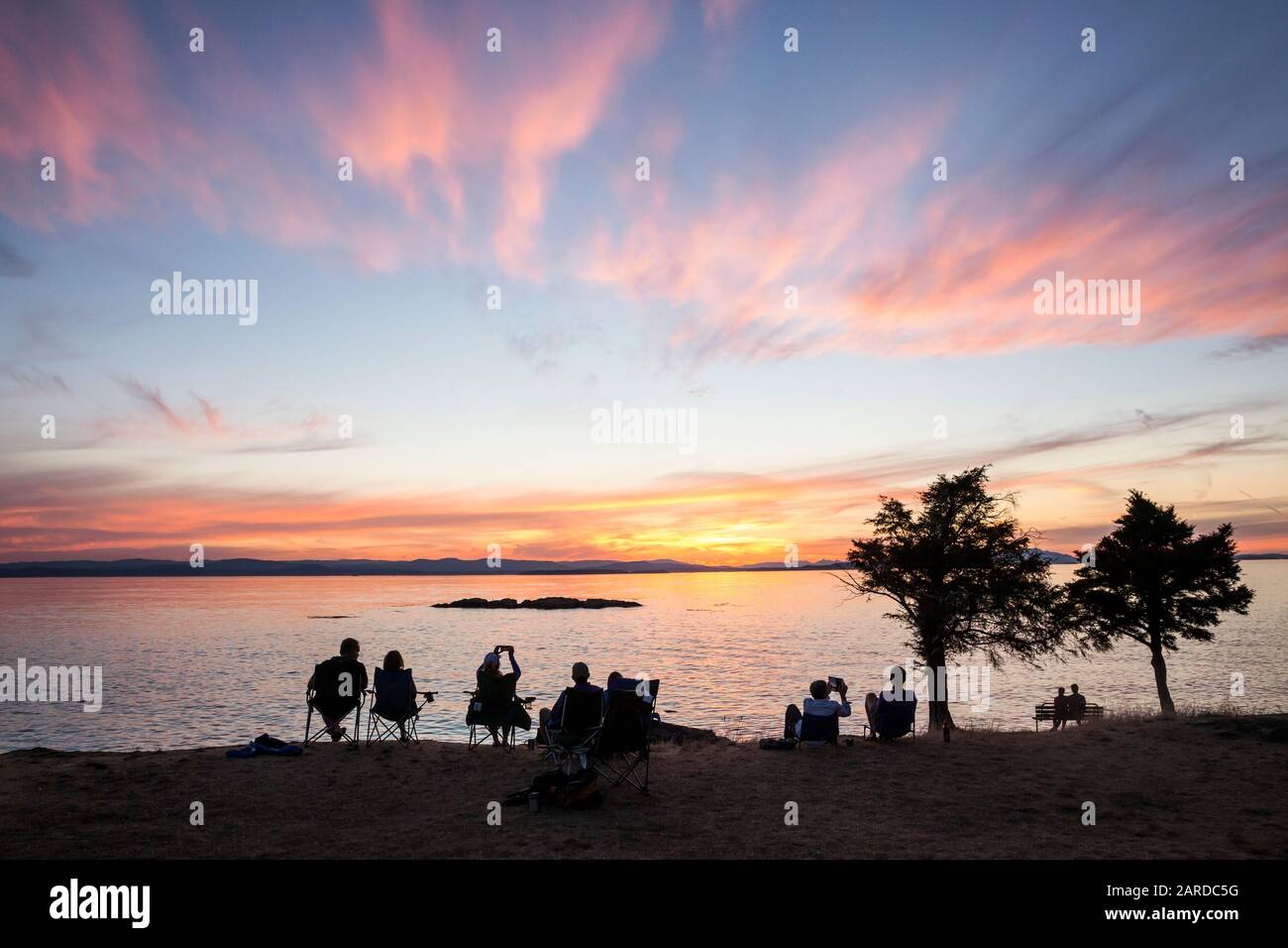 Puesta de sol sobre la isla de Vancouver y el estrecho de Haro desde el Parque del Condado en la isla de San Juan, Washington, EE.UU. Foto de stock