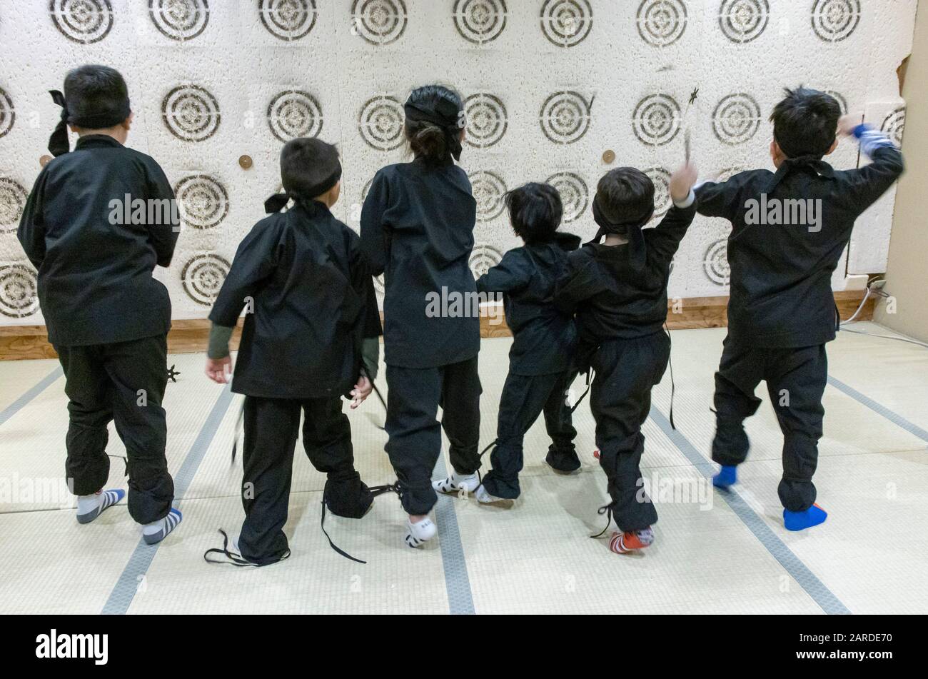 Niños practicando tiro de estrella en la escuela de entrenamiento Ninja, Kyoto, Japón Foto de stock