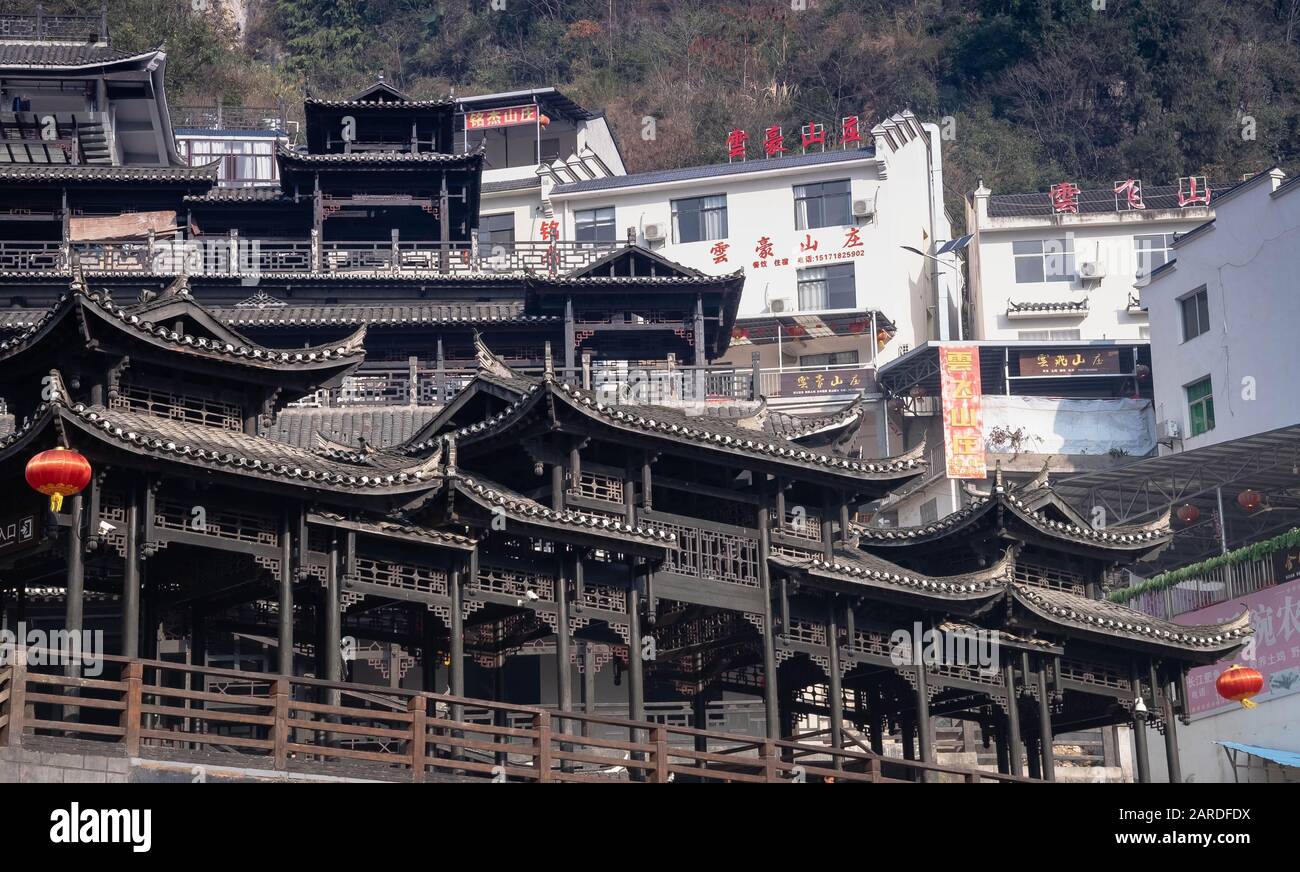 Yichang, HUBEI / CHINA - DEC 25 2019: El pueblo de madera junto con la colina junto al río Yangtze en la parte de La presa De Tres Gargantas. La presa gigante Foto de stock