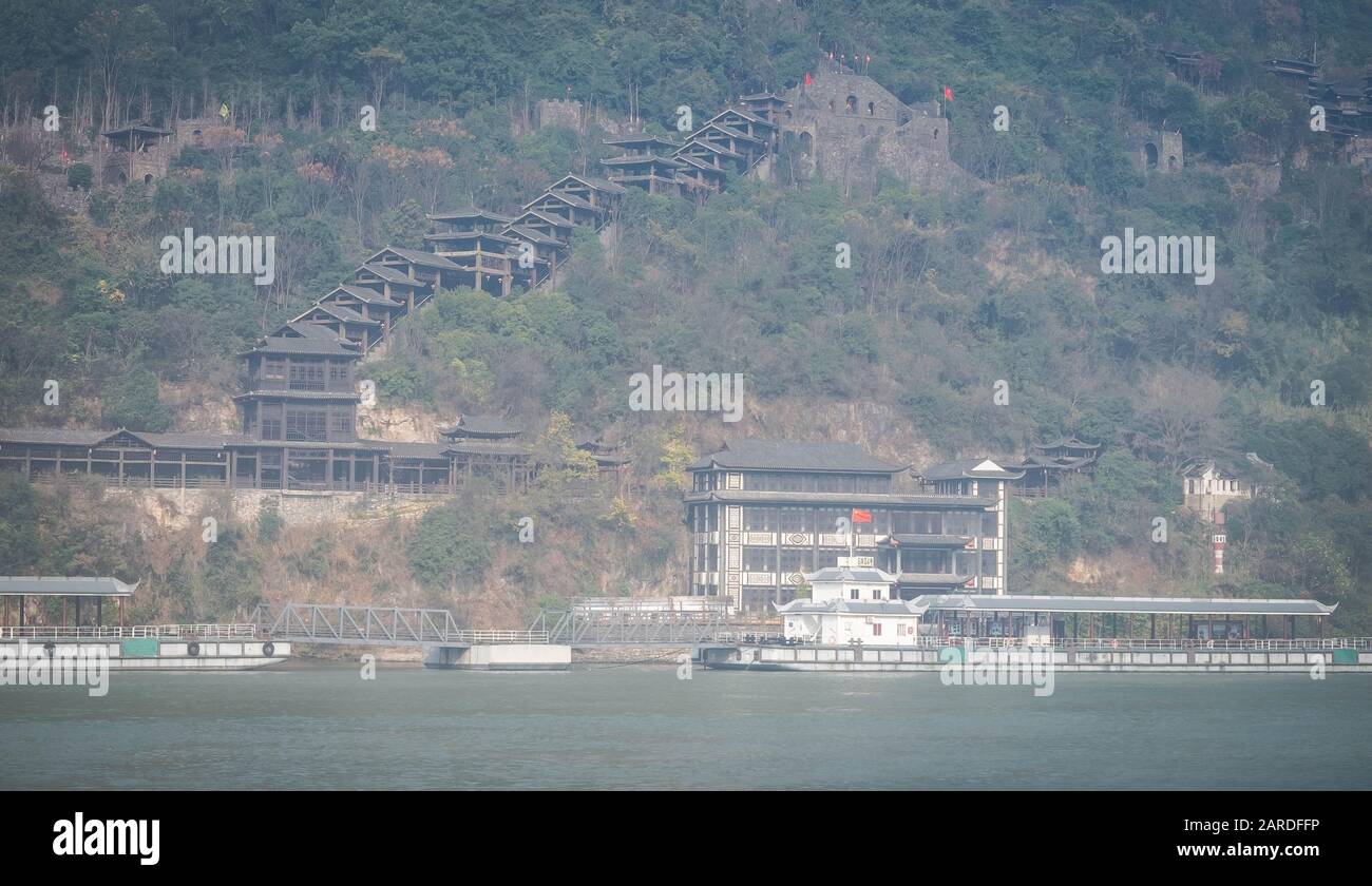 Yichang, HUBEI / CHINA - DEC 25 2019: El pueblo de madera junto con la colina junto al río Yangtze en la parte de La presa De Tres Gargantas. La presa gigante Foto de stock