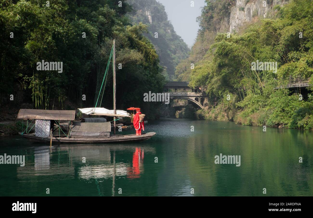 Yichang, HUBEI / CHINA - DEC 25 2019: La actriz lleva el tradicional chino para mostrar la vida tradicional y China promovió el lugar de viaje en Foto de stock