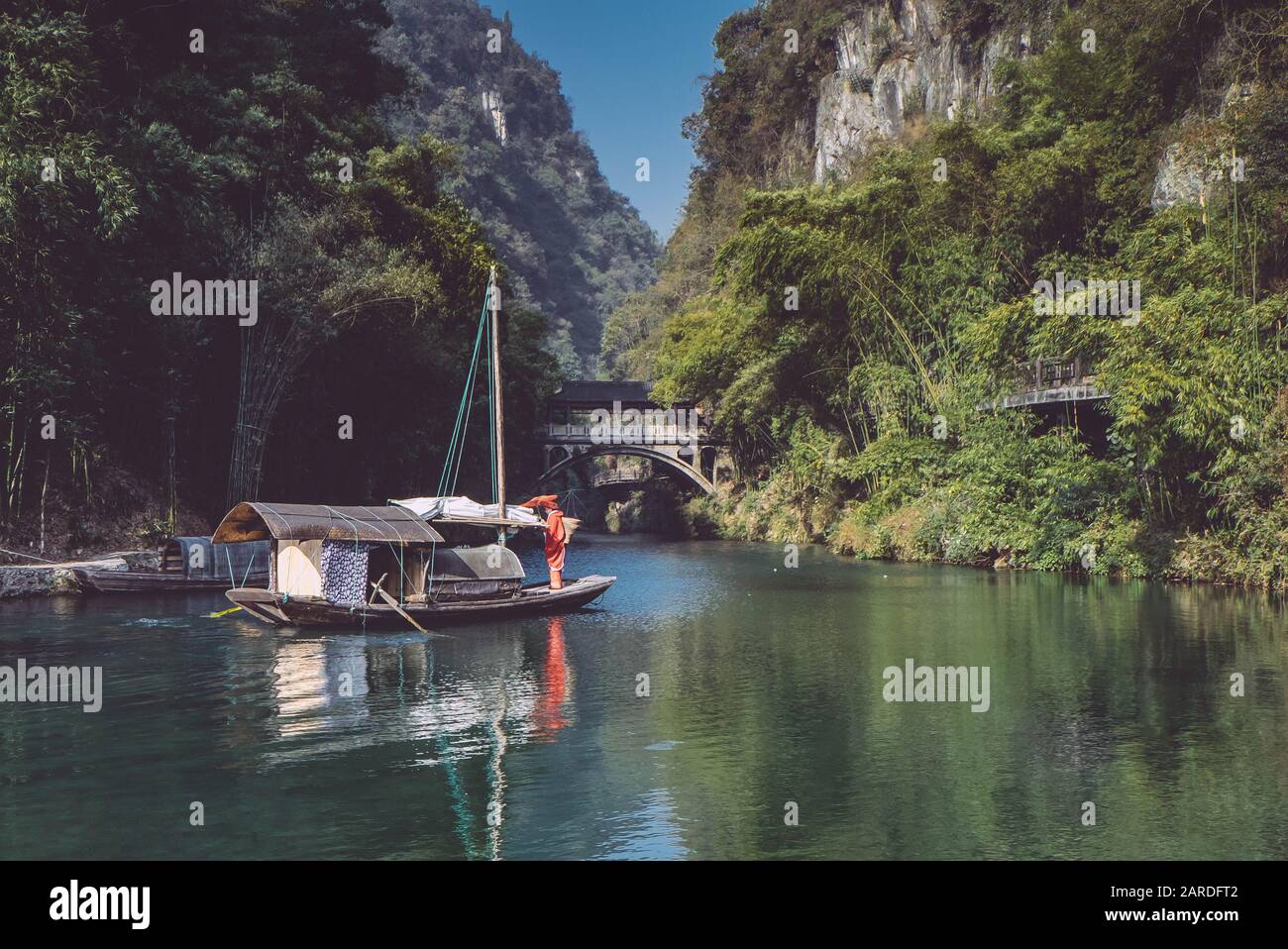 Yichang, HUBEI / CHINA - DEC 25 2019: La actriz lleva el tradicional chino para mostrar la vida tradicional y China promovió el lugar de viaje en Foto de stock