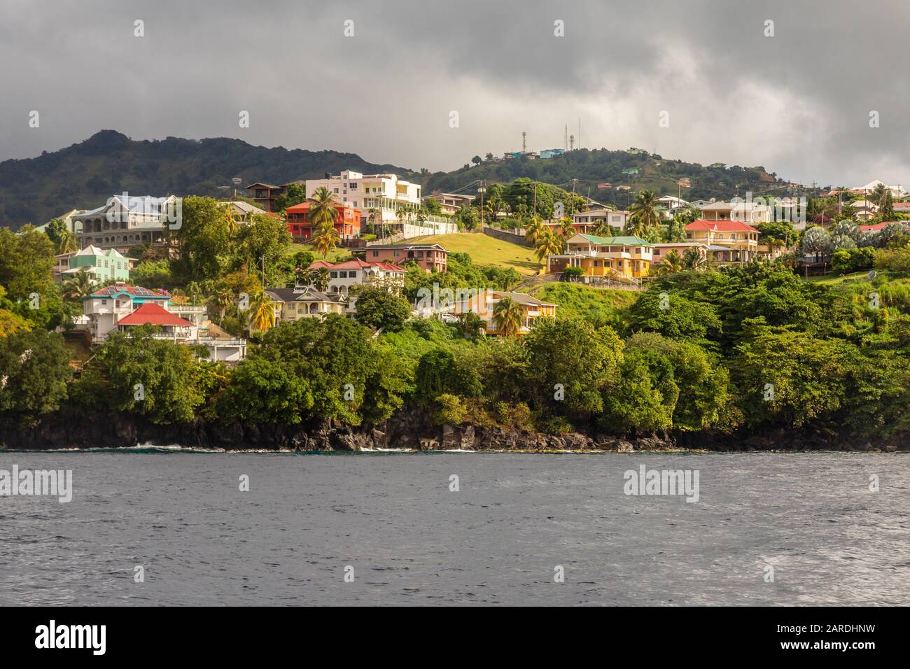 Vista de la costa con un montón de villas en la colina, Kingstown, San Vicente y las Granadinas Foto de stock