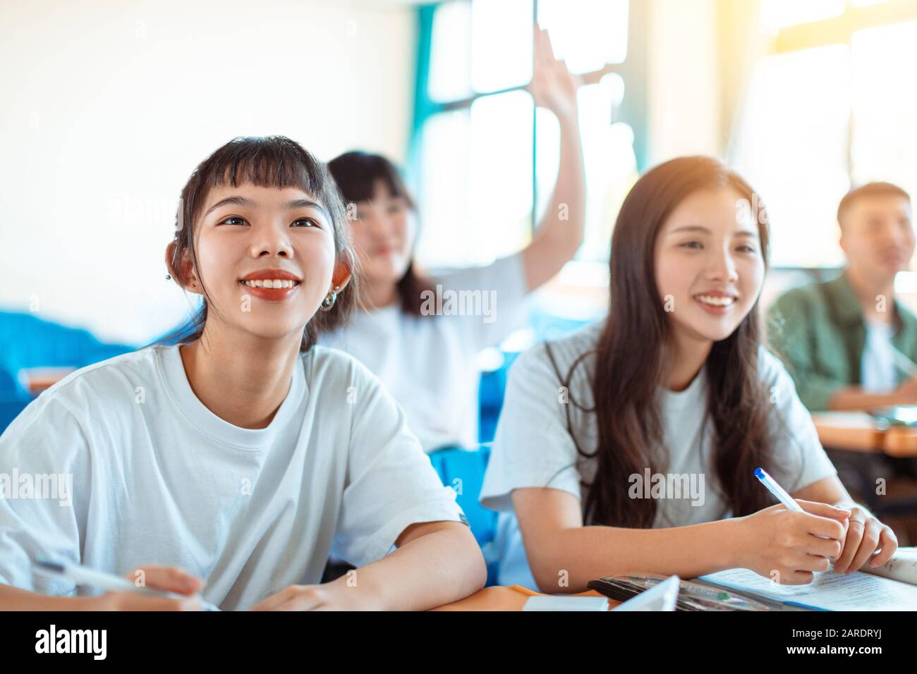 Estudio de estudiantes adolescentes asiáticos con Classmate en el aula Foto de stock