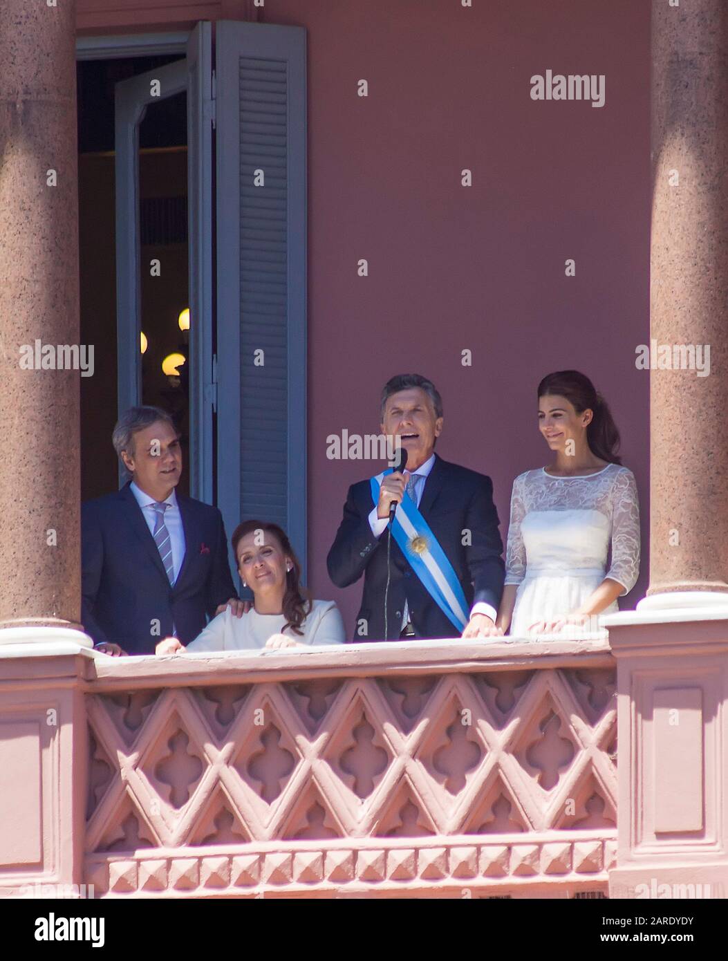 Argentina Presidente Mauricio Macri con esposa y Vicepresidente en el balcón de Casa Rosada (Casa Rosada) en su día de inauguración. Foto de stock