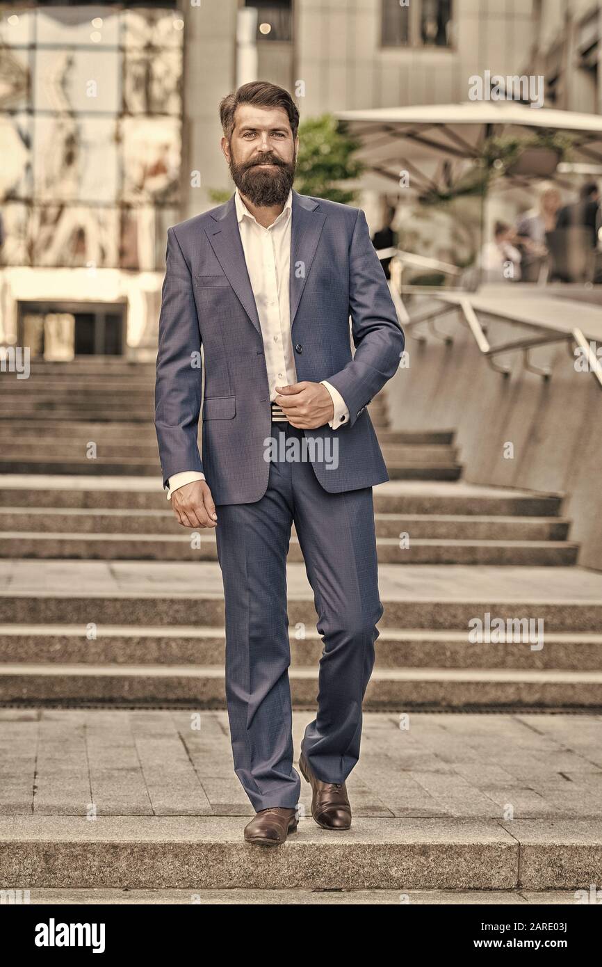 Hombre de negocios. hombre de éxito en el mundo de la moda traje. la vida  moderna. agente de seguros motivados. formal de moda masculina. Estilo  clásico estético. Seguros empresario. El éxito del