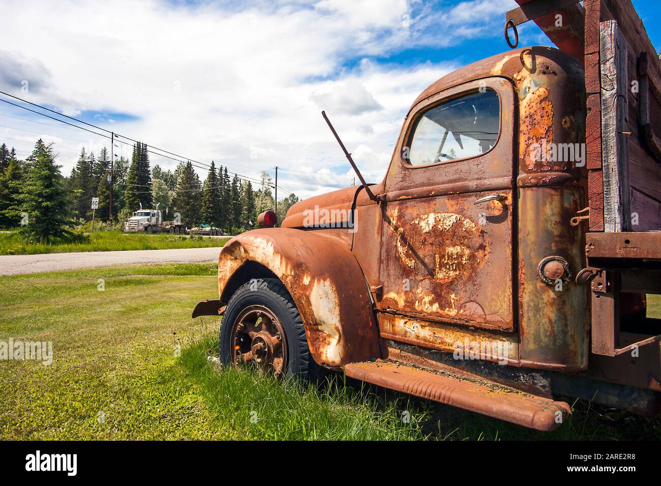 Prince George British Columbia Canadá el 15 de junio de 2018 camión viejo en la carretera Foto de stock