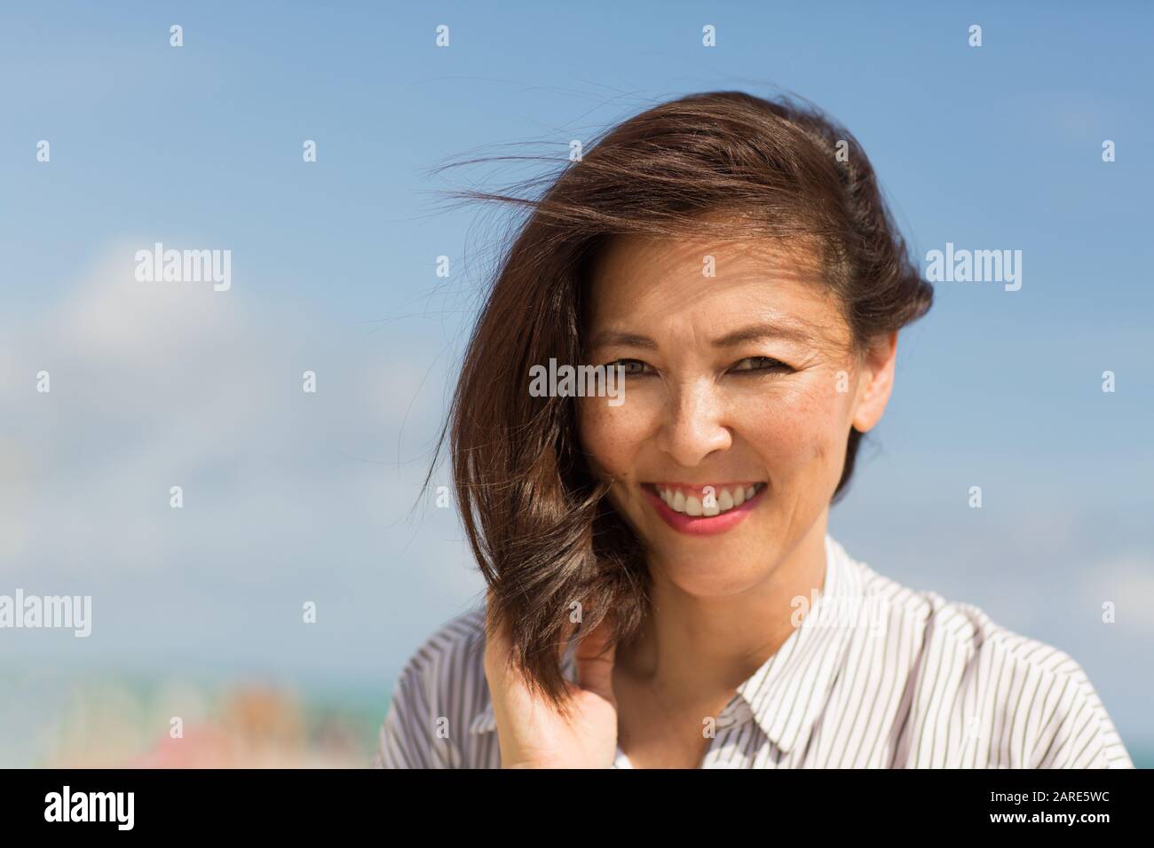 Retrato de una mujer asiática feliz sonriendo. Foto de stock