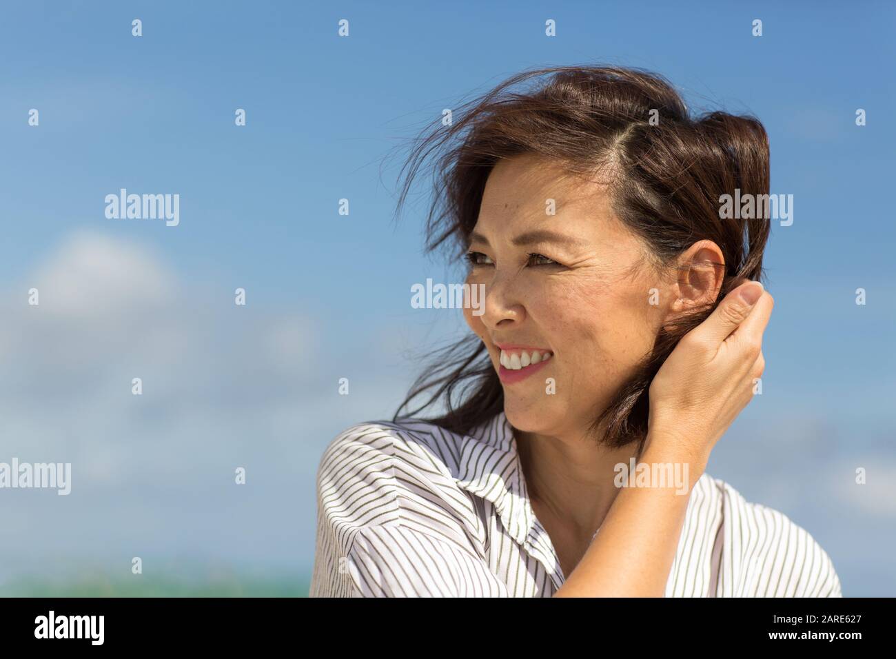Retrato de una mujer asiática feliz sonriendo. Foto de stock