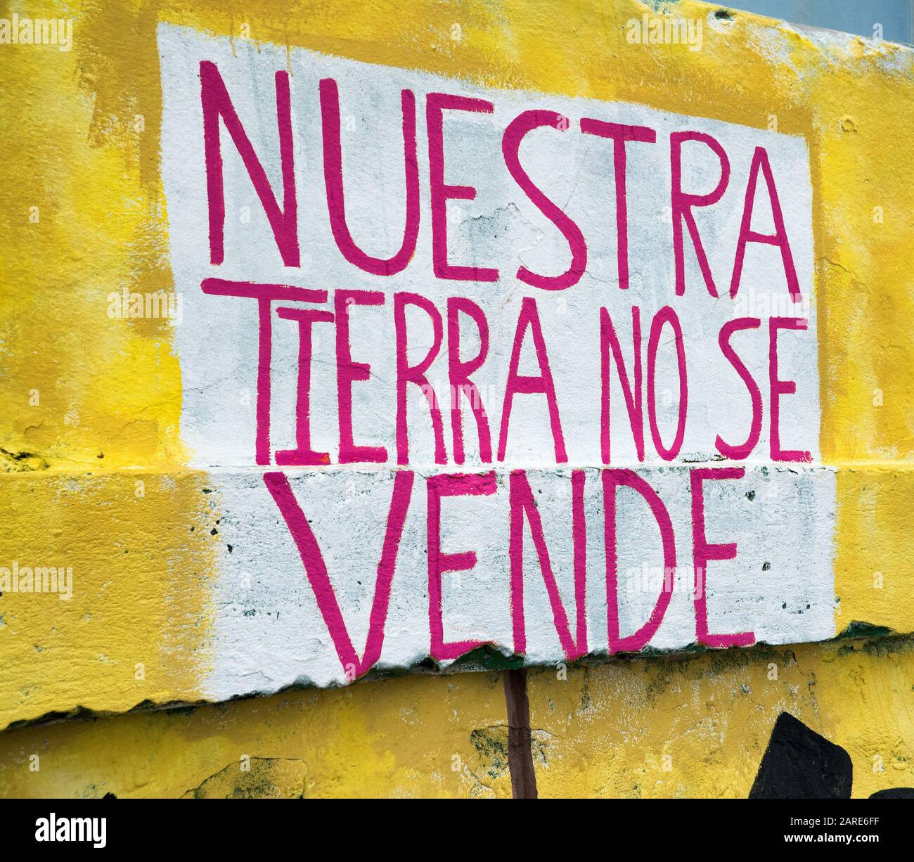 Señal de protesta de Puerto Rico Nuestra Tierra no está a la venta: Nuestra Tierra no se vende Fotografía de stock - Alamy