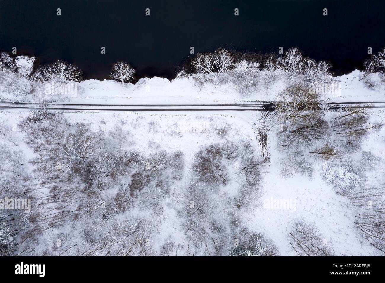 lago y bosque en invierno frío. hermoso paisaje de invierno. vista aérea de la costa del lago Foto de stock