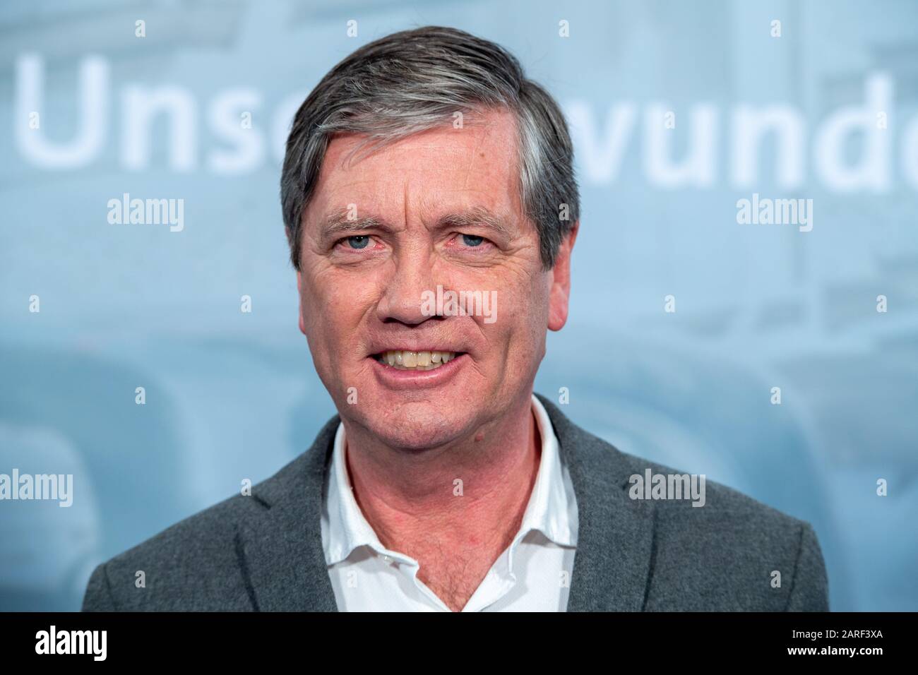 Peter PRANGE (autor de la novela), retrato de media longitud, fotocélula de la película de televisión en tres partes "Nuestros maravillosos años", ARD, el 27 de enero de 2020 en Hamburgo/Alemania. | uso en todo el mundo Foto de stock