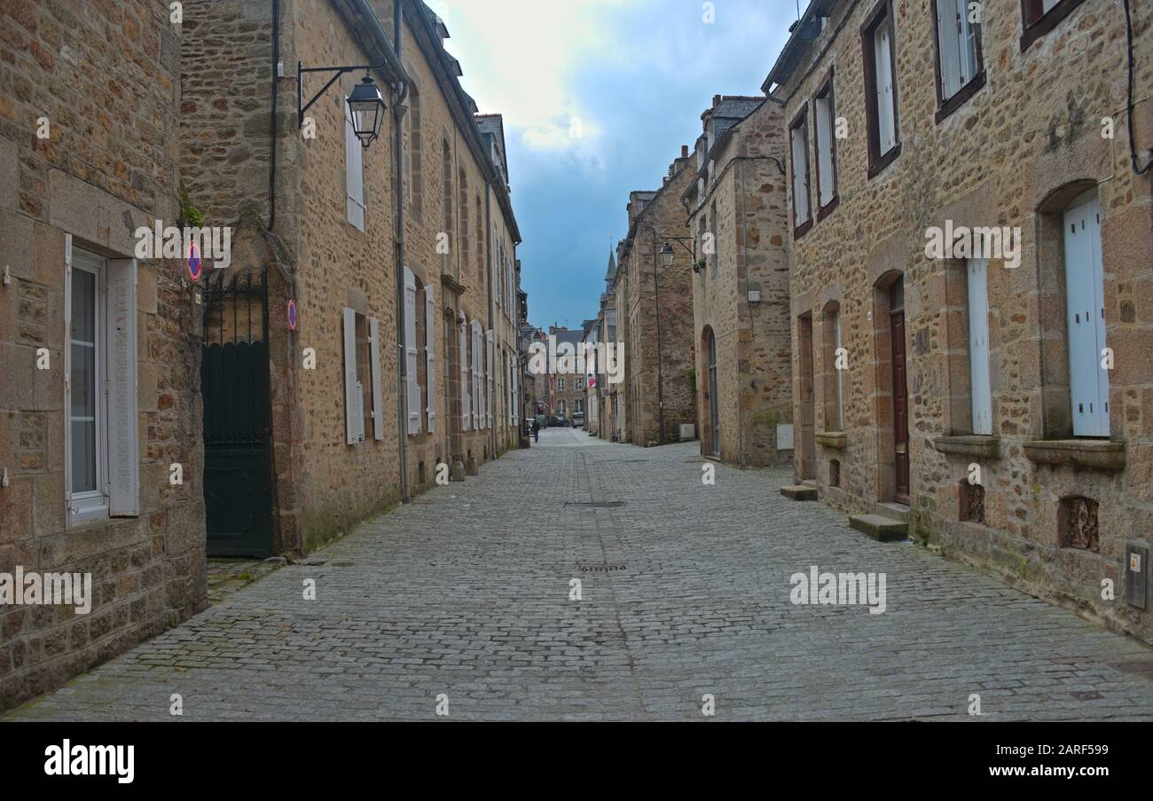 Calle vacía con casas de piedra tradicionales en Dinan, Francia Foto de stock