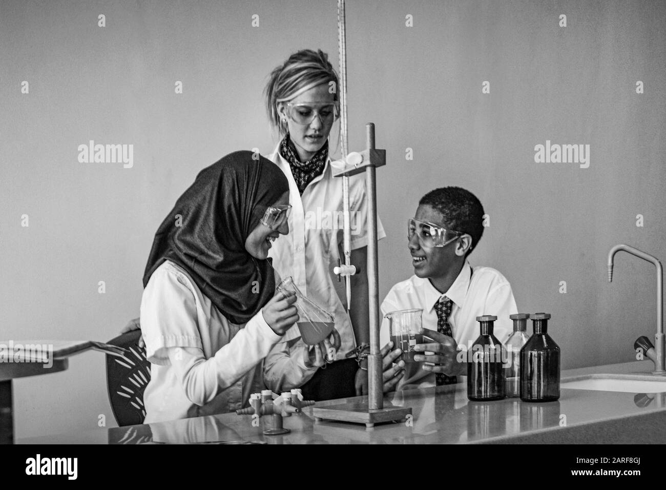 U. A. E. , emirato de Dubai, estudiantes multiétnicos en el Mundo Académico ''GEMS'', en Dubai. Foto de stock